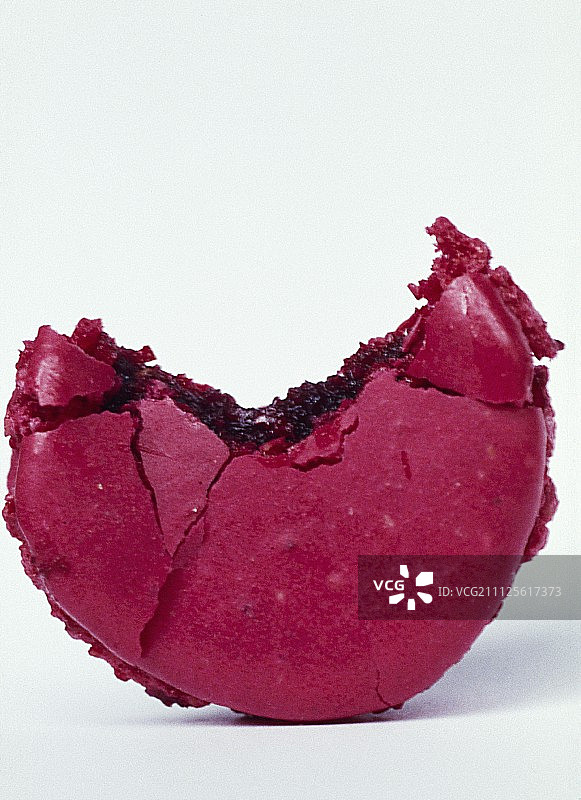 咬过的覆盆子马卡龙图片素材