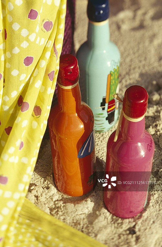 沙滩上的朗姆酒瓶图片素材