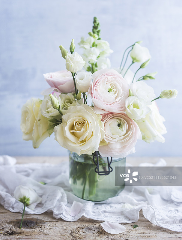 老式旋盖罐中的粉彩花束图片素材