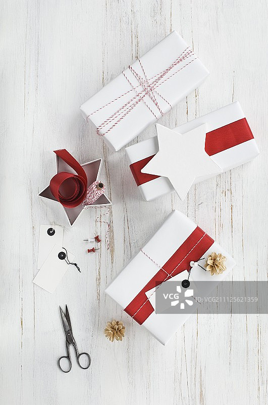 红色和白色包装的礼物及包装材料图片素材