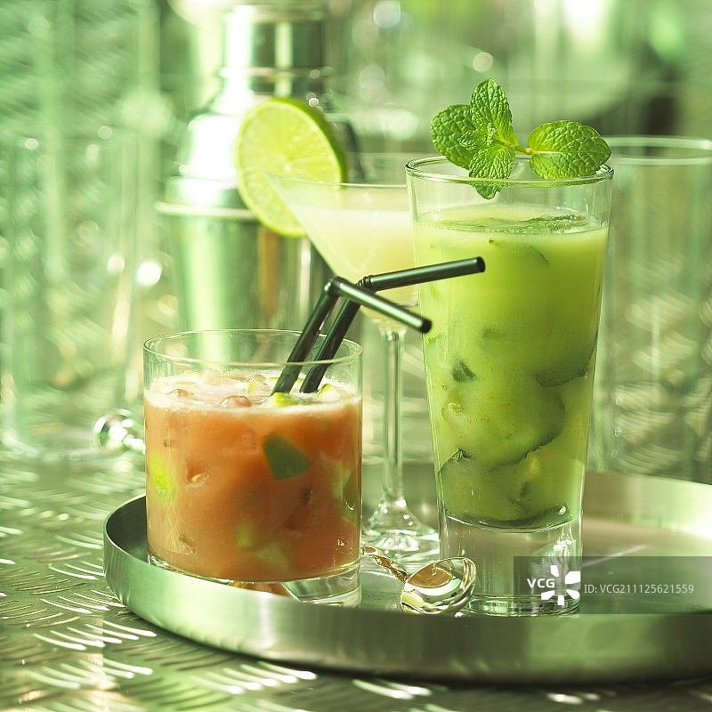 玛格丽特鸡尾酒、青苹果莫吉托和番石榴冰沙图片素材