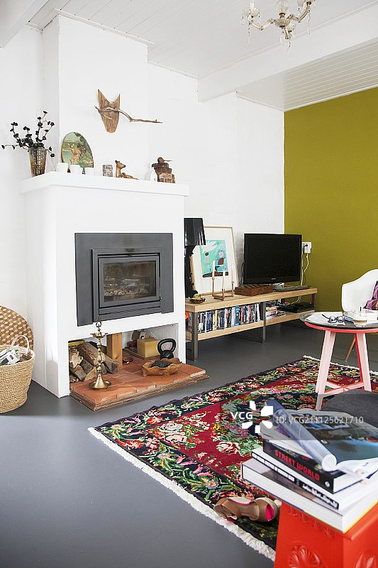 黄色墙壁和彩色地毯的彩色客厅图片素材