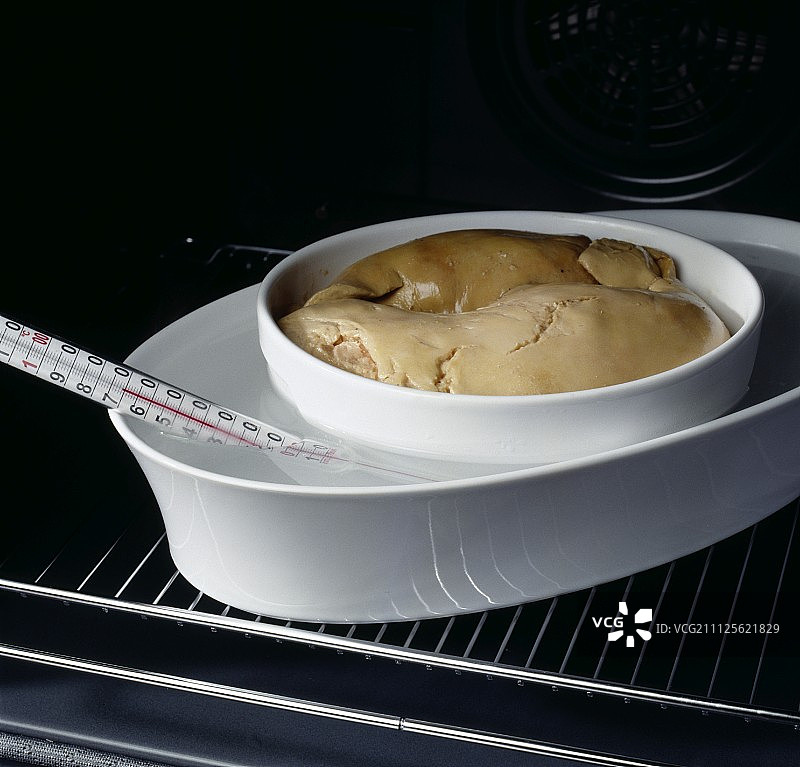 在70°C的 Bain-Marie 中烹饪鹅肝图片素材
