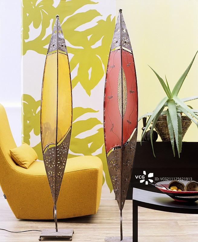 两个非洲盾牌形状的落地灯图片素材