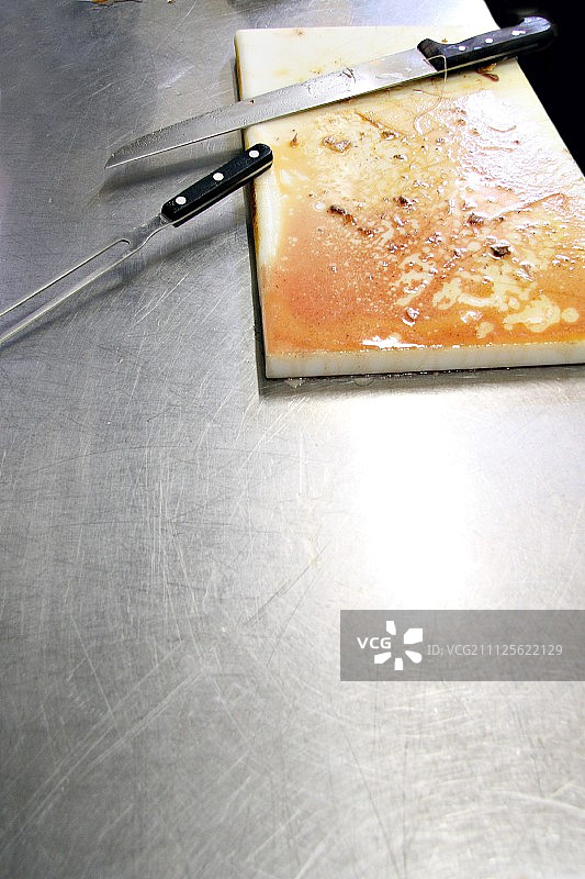 带有肉汁和刀具的砧板图片素材