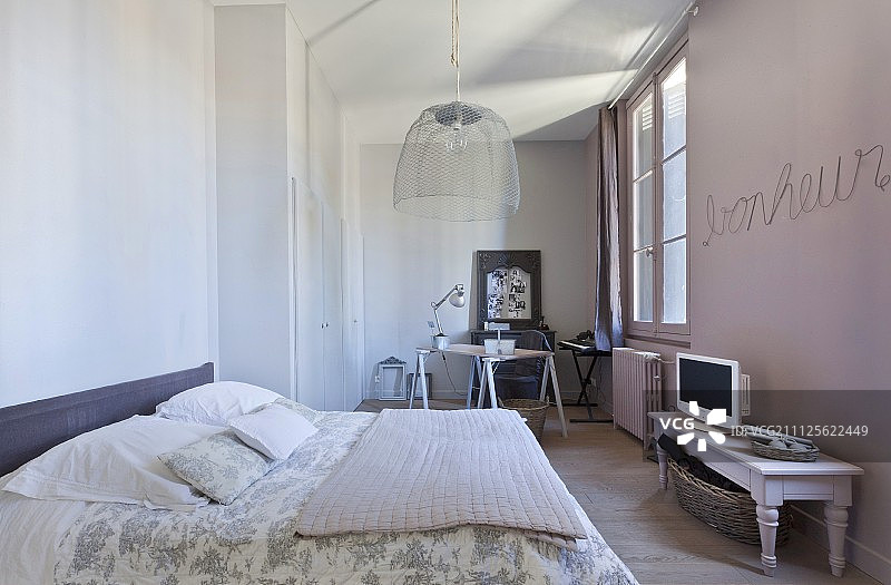 法式风格卧室一角书桌图片素材