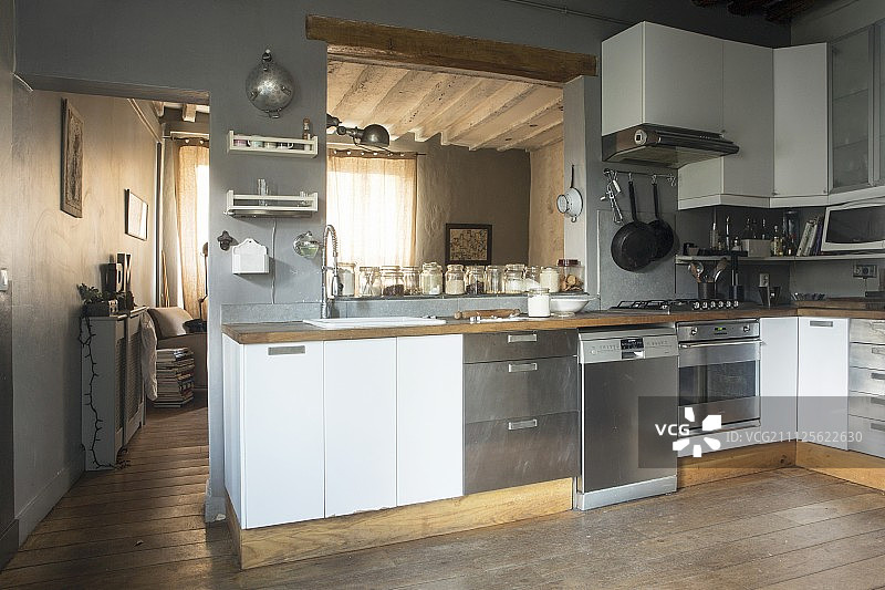 带送餐口的乡村厨房图片素材