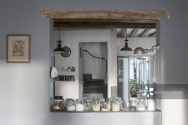 配餐舱口储物罐中的干货图片素材