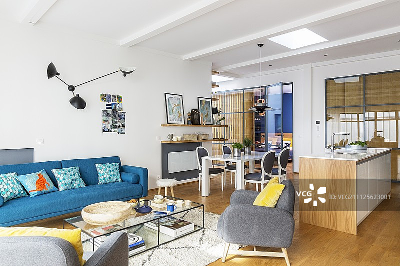 现代多功能起居室、餐厅和厨房区域图片素材