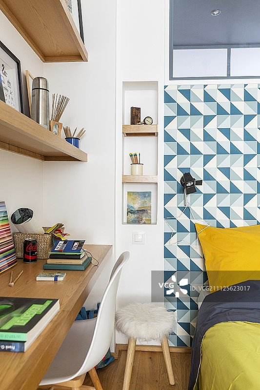 卧室内的图形图案墙纸和书桌图片素材