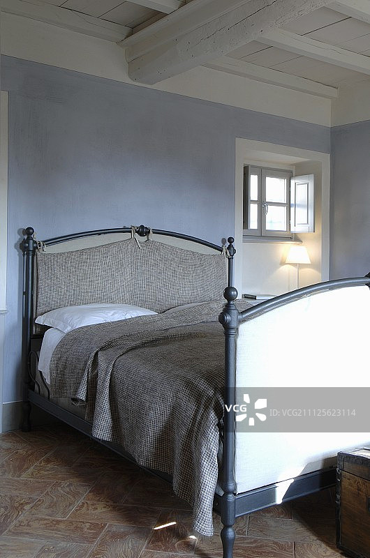 蓝灰色墙面白色木梁天花板下的双人床图片素材