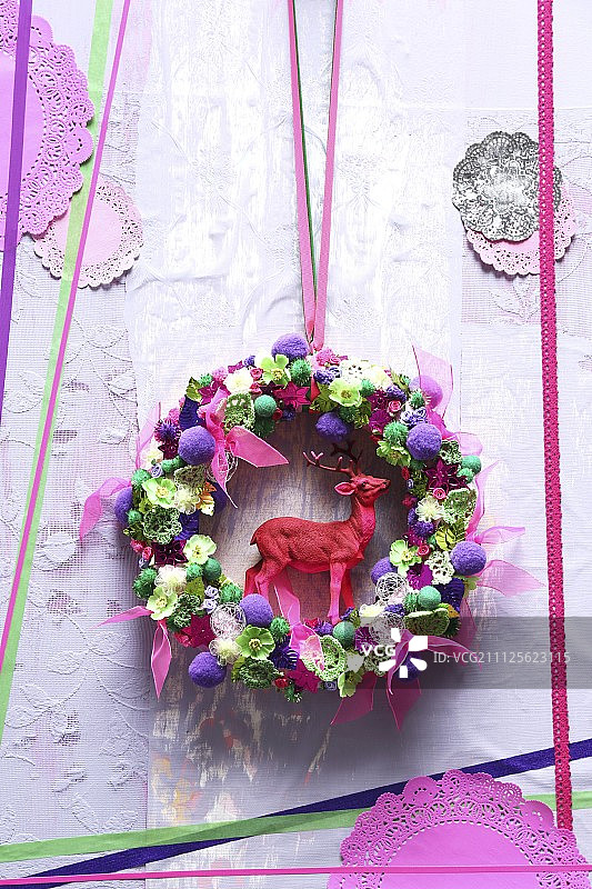 手工制作小鹿摆件粉色丝带门环图片素材