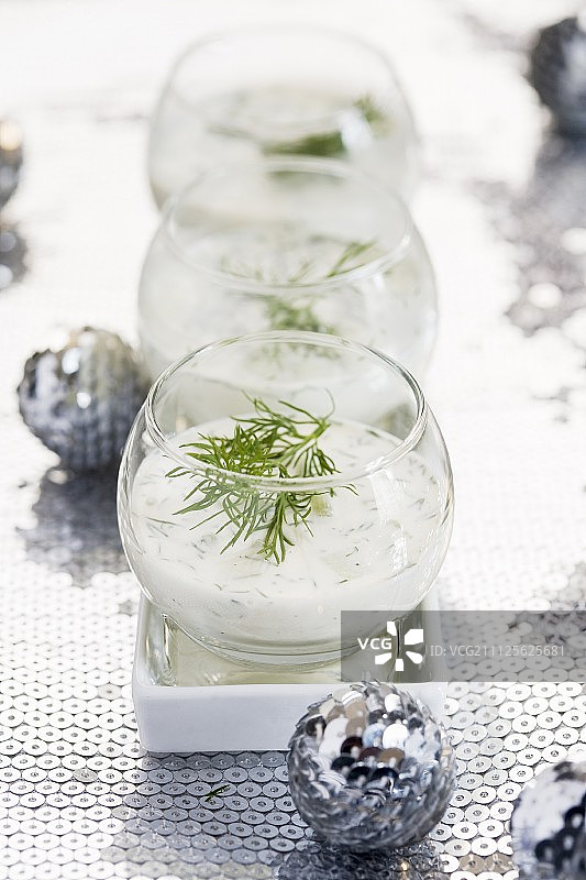 黄瓜、山羊奶酪和莳萝汤图片素材