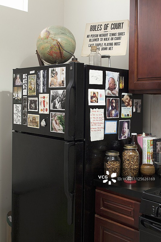 冰箱上的地球仪和照片图片素材