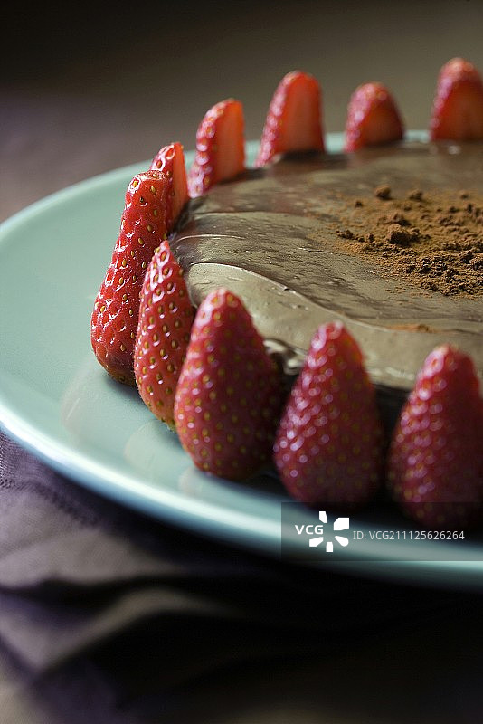 巧克力杏仁草莓蛋糕图片素材