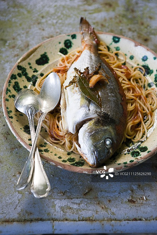 番茄香草意面烤鲷鱼图片素材