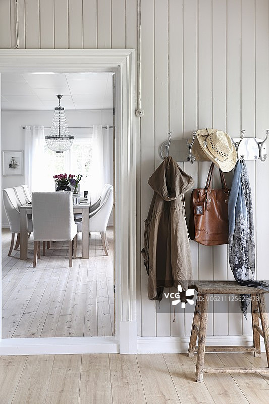 带壁挂式衣架和用餐区的乡村风格走廊图片素材