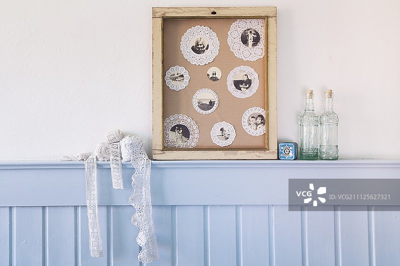 木框中的纸花边拼贴画图片素材