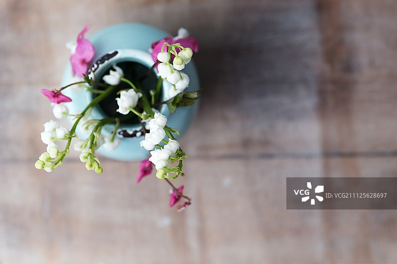 从上方拍摄的铃兰和滴血的心图片素材