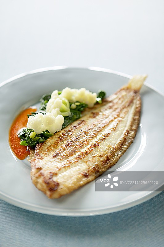 烤鲽鱼配红辣椒酱图片素材
