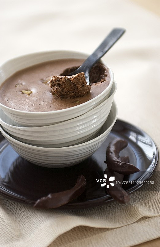 巧克力慕斯与蜜饯橙皮图片素材