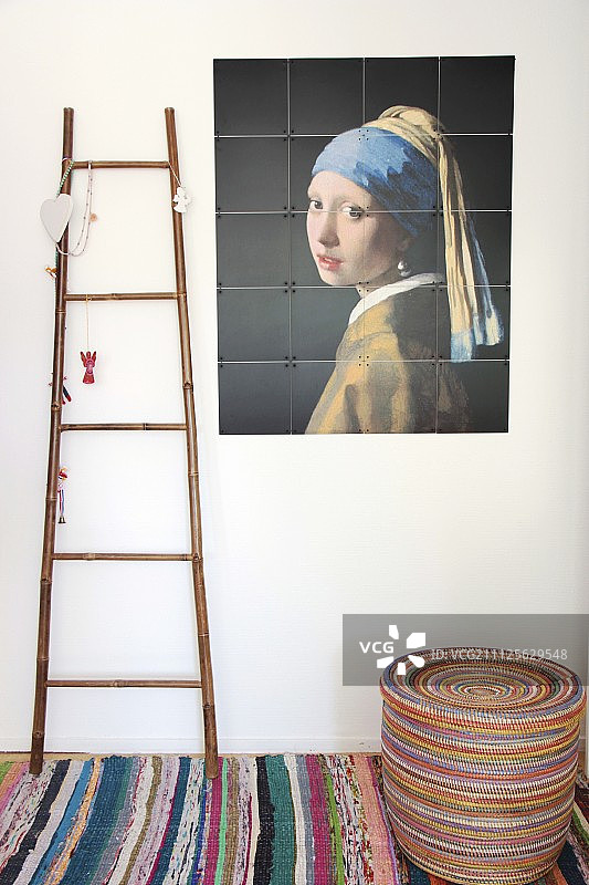 《戴珍珠耳环的少女》复制品，梯子和地毯装饰图片素材