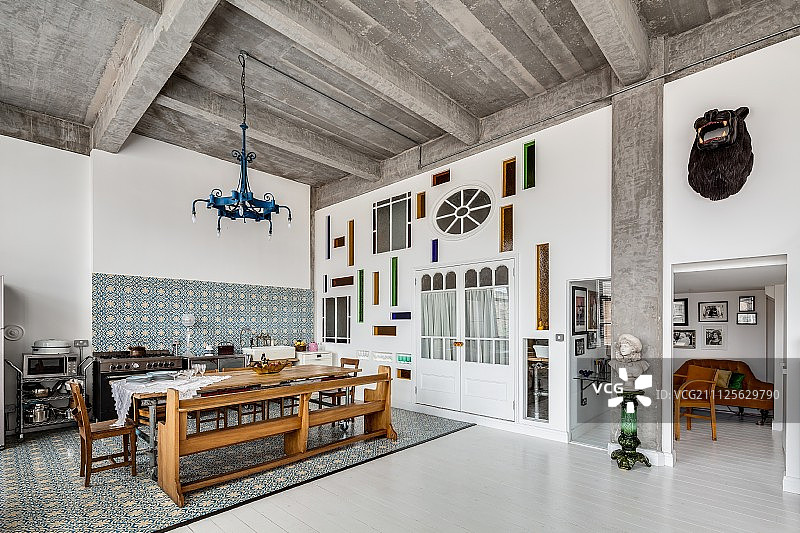 阁楼公寓开放式厨房的复古氛围与现代墙面装饰图片素材