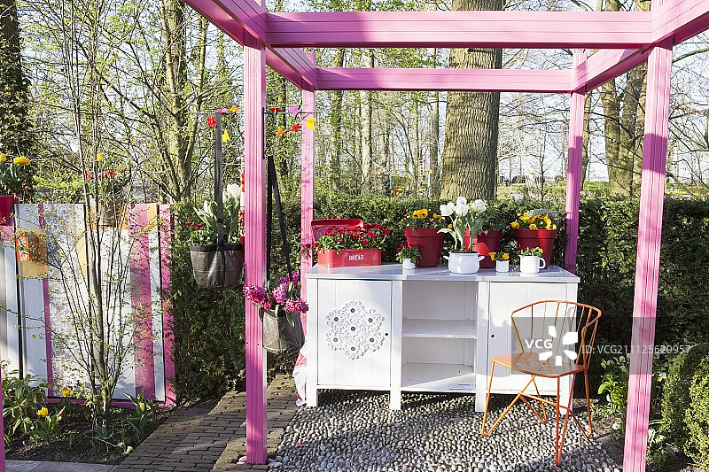 花园里的粉红色凉棚和梳妆台图片素材
