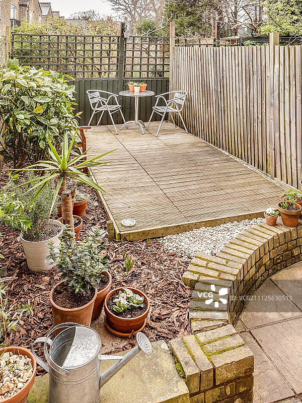 后院花园的木制露台和屏风图片素材