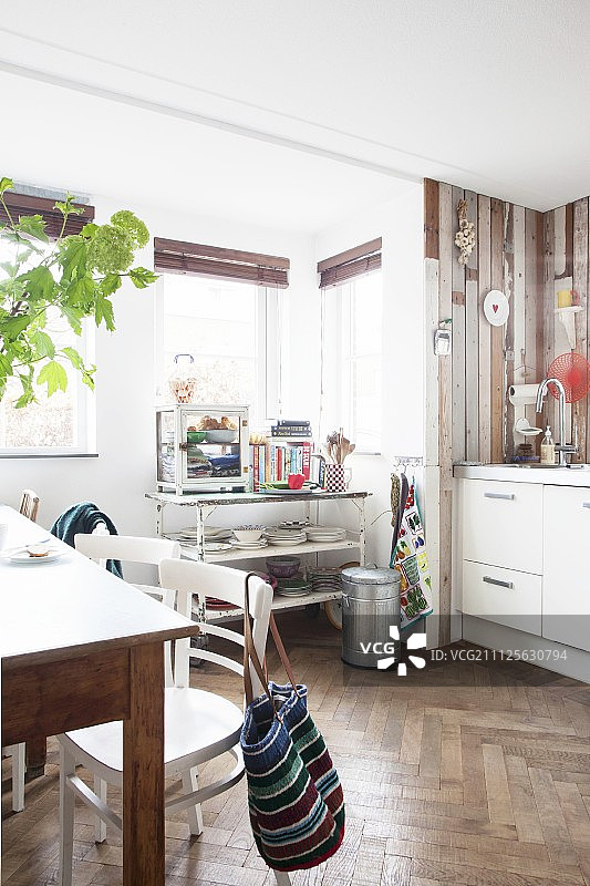 复古厨房餐厅的木墙板和人字形拼花地板图片素材