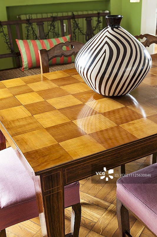 黑白条纹花瓶与格子桌面图片素材