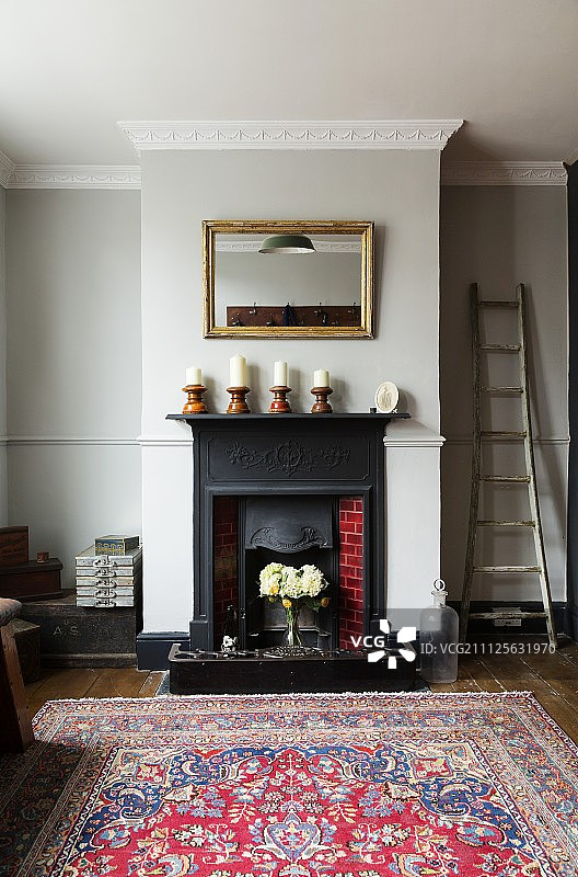 壁炉架上带铸铁外框的开放式壁炉图片素材