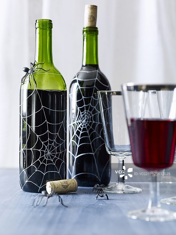 蜘蛛网装饰万圣节酒瓶图片素材