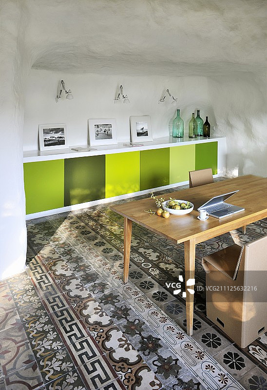 地中海室内装修的各种地砖，配有装饰餐具柜、纸板椅和复古氛围图片素材