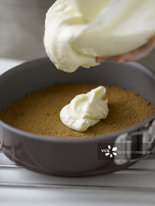 将奶油混合物涂抹在饼干层上图片素材