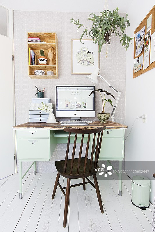 旧书桌和温莎椅上方的架子和悬挂篮图片素材