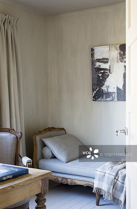灰色房间角落里带有灰蓝色垫子和靠垫的古董长沙发图片素材