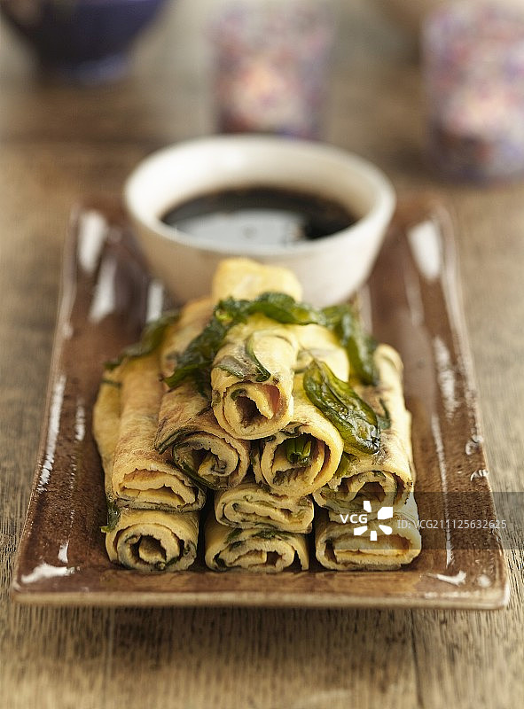 鸭肉洋葱罗勒卷蛋饼图片素材