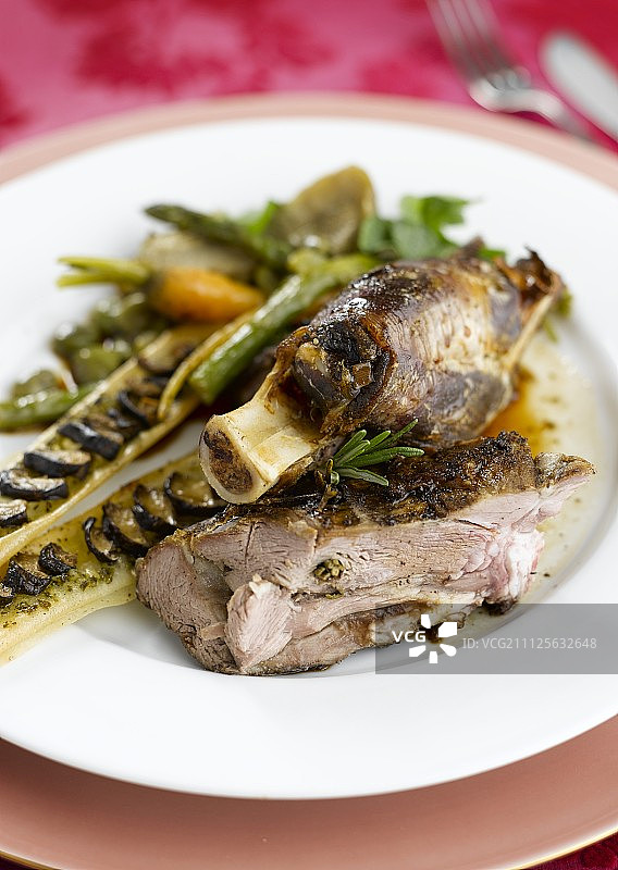 迷迭香薄荷烤羊肩肉图片素材