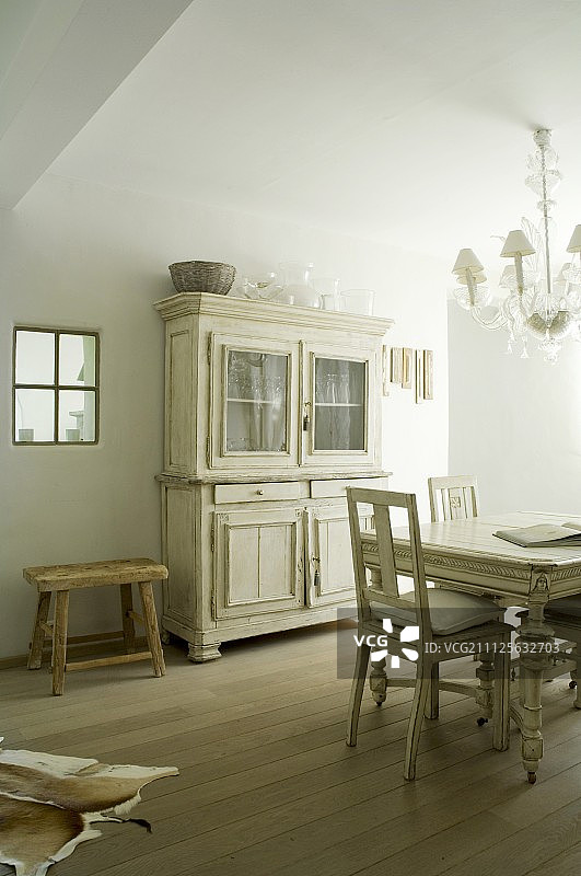 餐厅区域的吊灯和复古梳妆台图片素材