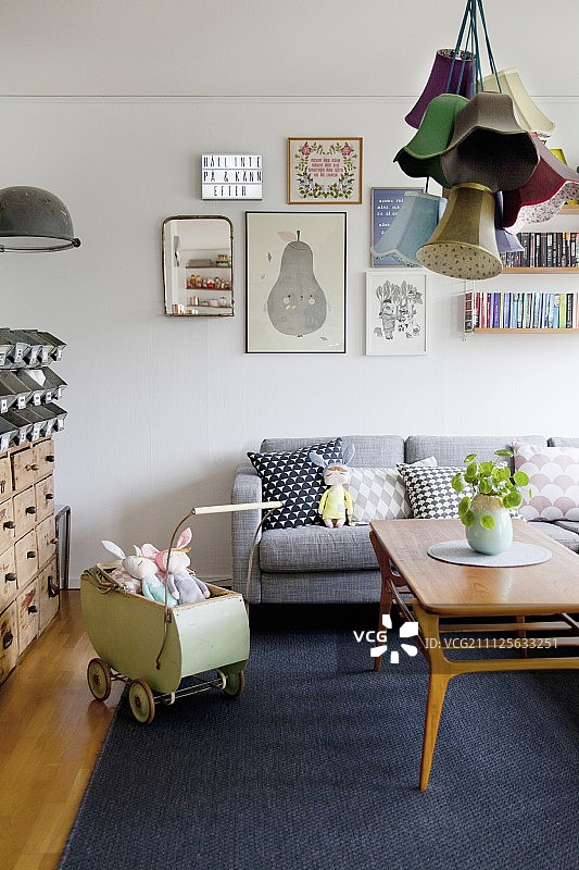 舒适的客厅，灰色沙发和复古娃娃车，充满复古氛围图片素材