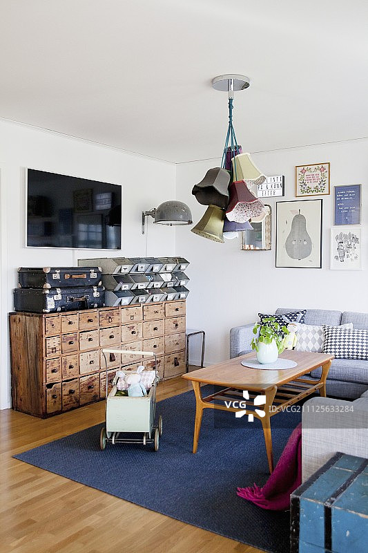 复古客厅壁挂电视下的行李箱图片素材