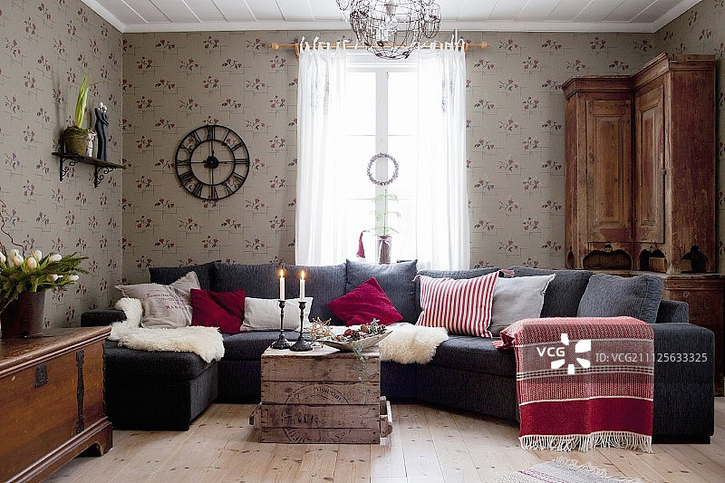 斯堪的纳维亚风格客厅中带有靠垫和羊皮毯的沙发图片素材