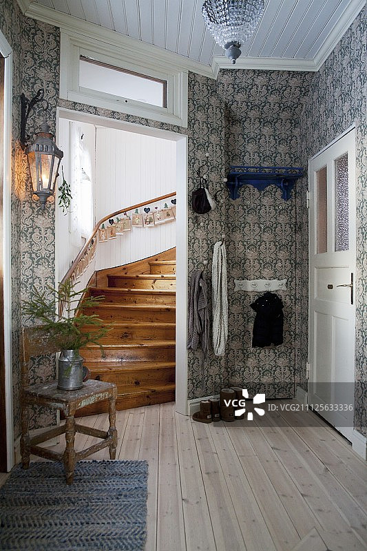 传统走廊上，楼梯扶手上铺有花纹墙纸、木地板和自制圣诞日历图片素材