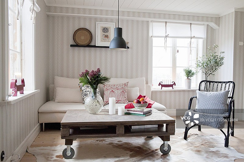 节日客厅中用托盘脚轮制成的咖啡桌图片素材