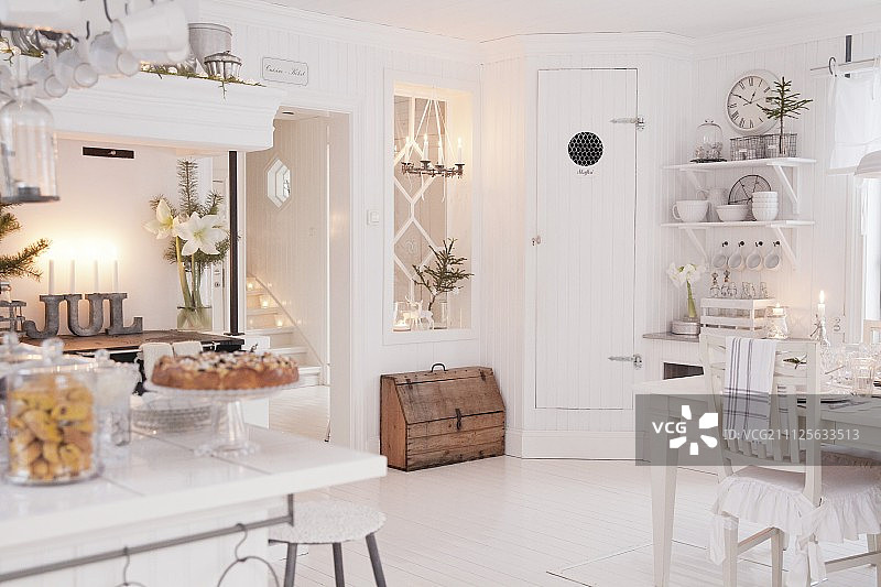 节日装饰的乡村别墅厨房内的餐桌图片素材