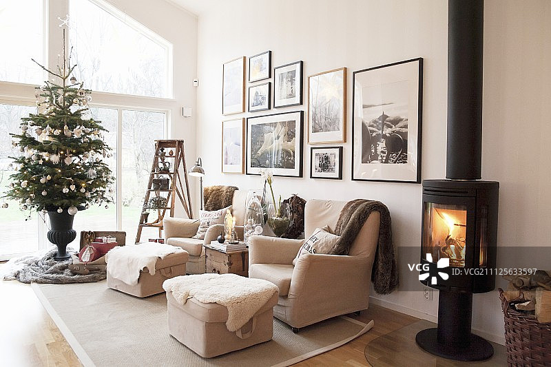 燃木炉、浅色沙发与圣诞树客厅一角图片素材