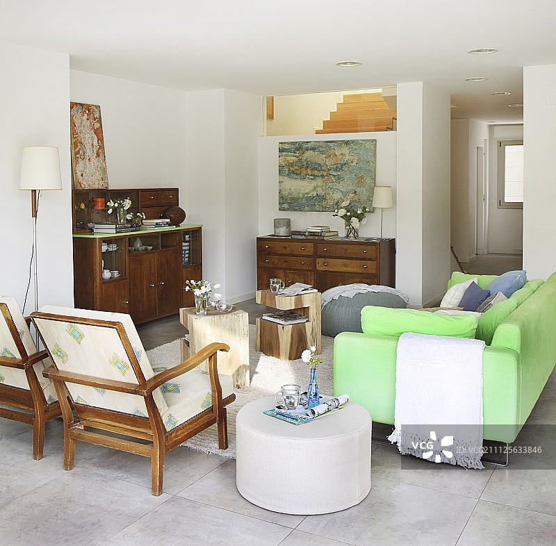 开放式室内装饰：霓虹绿沙发、扶手椅和古董家具图片素材