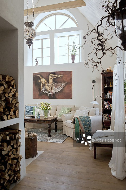 修复后的古典建筑中的传统休息区图片素材