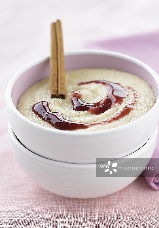 红醋栗果冻粗粒小麦粉布丁图片素材